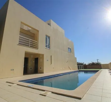 2 Bedroom Luxury With Pool In Patroves בית נופש